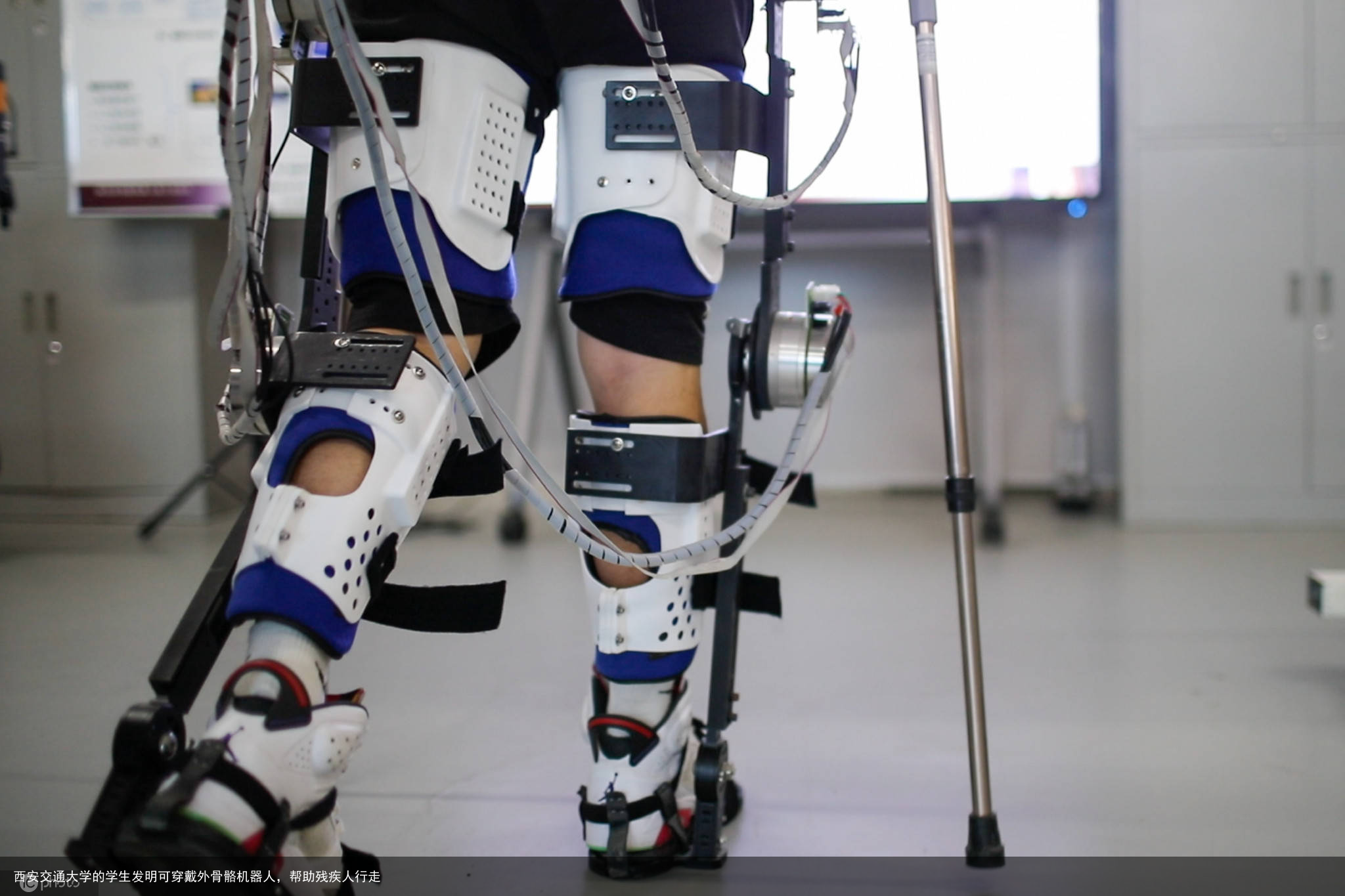 西安交通大学的学生发明可穿戴外骨骼机器人，帮助残疾人行走1