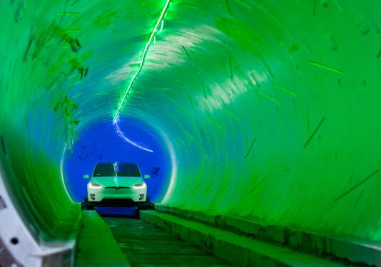 马斯克打算涉足交通领域 驾驶汽车体验高速隧道1