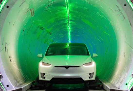 马斯克打算涉足交通领域 驾驶汽车体验高速隧道2