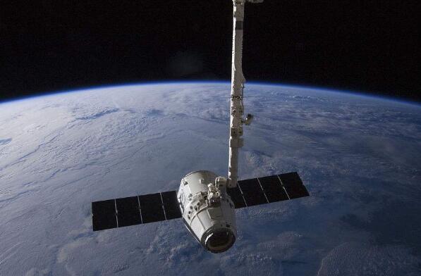 SpaceX完成第19次发射任务 用回收火箭送卫星进入太空2