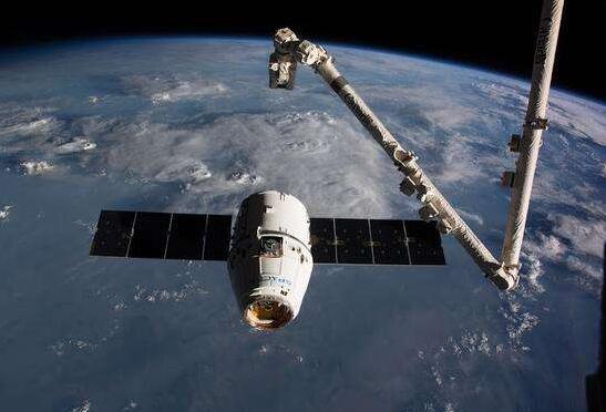SpaceX宣布将开启环月之旅 马斯克称已定下首位乘客4