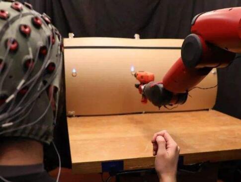 MIT研发新界面系统 利用脑电波操控机器人2
