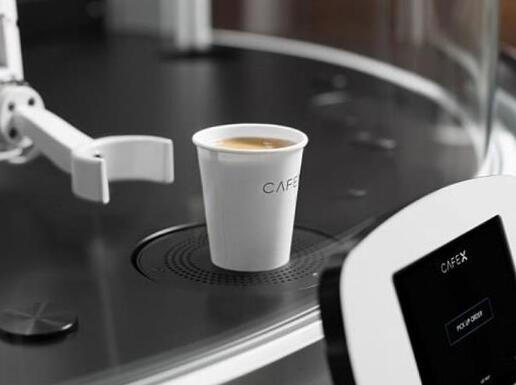 国外推出超级咖啡机器人 性能强大引人关注2