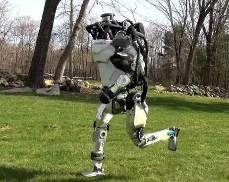 波士顿机器人展现逆天神技 各种操作令人惊讶