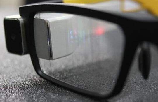 英特尔智能眼镜Vaunt将面世 炫酷功能引发关注5