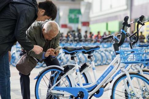 哈罗单车疑违规投放北京街头 网友对此表示质疑1